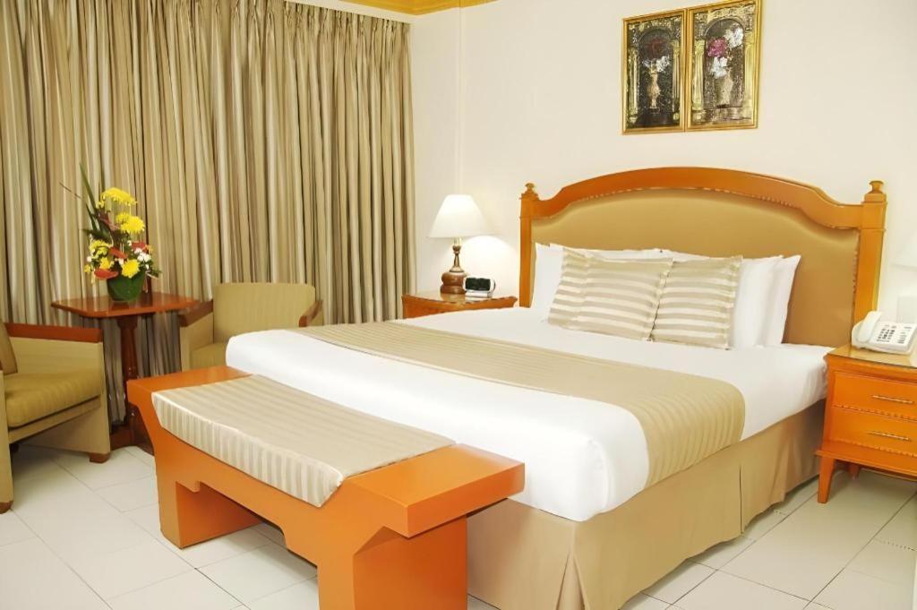 Las Palmas Hotel De Manila Exterior photo